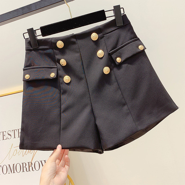 Pantaloni scurți moderni de damă cu nasturi în alb și negru