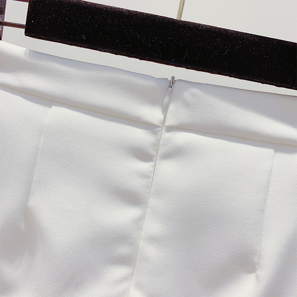 Pantaloni scurți moderni de damă cu nasturi în alb și negru