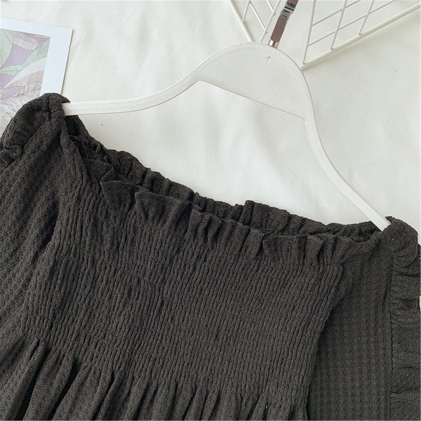 Bluză de damă elegantă cu umerii goi, în alb și negru