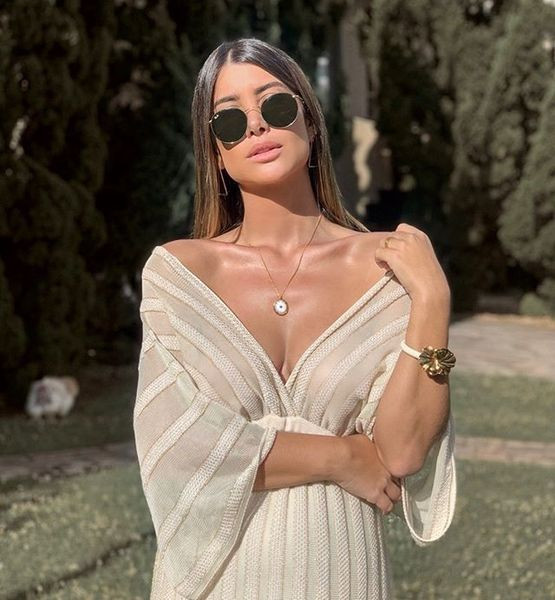 Rochie elegantă de damă cu mâneci căzute în alb