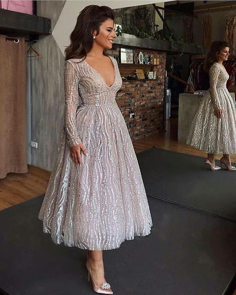 Rochie elegantă de damă cu decolteu adânc și mâneci lungi în culoarea albă