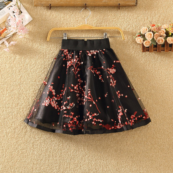 Fusta de dama actuala in trei culori cu broderie