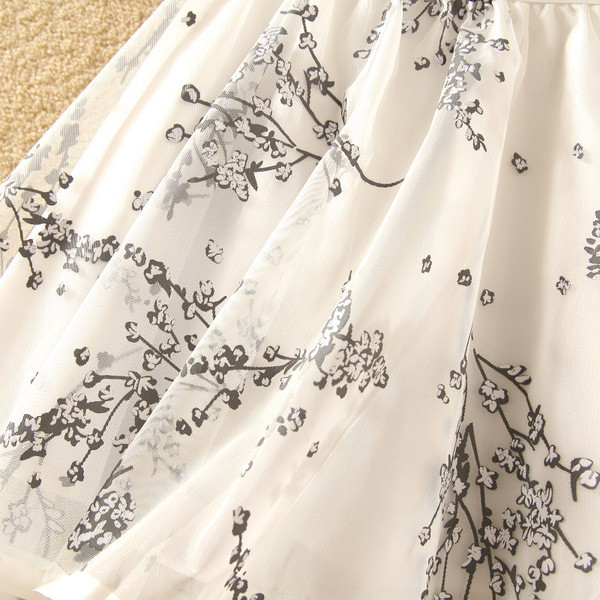 Fusta de dama actuala in trei culori cu broderie