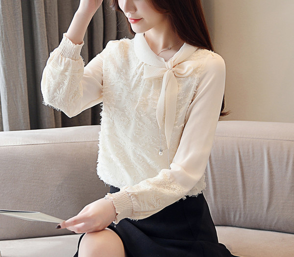 Cămașă de damă actuală în alb cu mâneci lungi