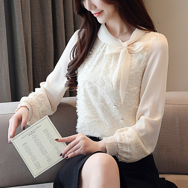 Cămașă de damă actuală în alb cu mâneci lungi