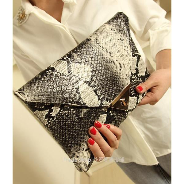 Elegáns női táska állatmintával és fém csattal