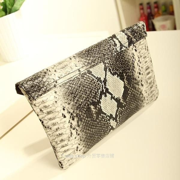 Elegáns női táska állatmintával és fém csattal