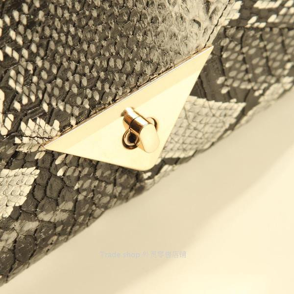 Elegáns női táska állatmintával és fém csattal