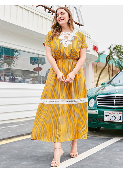 Csíkos női ruha csipkével és rövid ujjal