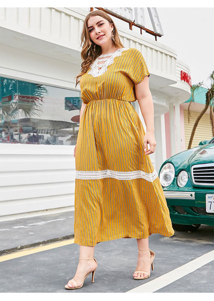 Csíkos női ruha csipkével és rövid ujjal