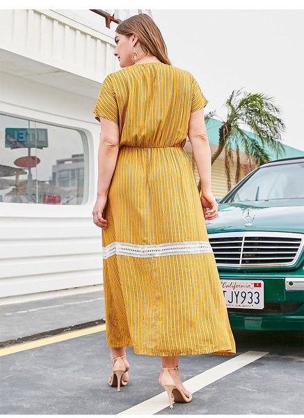 Csíkos női ruha csipkével és rövid ujjal