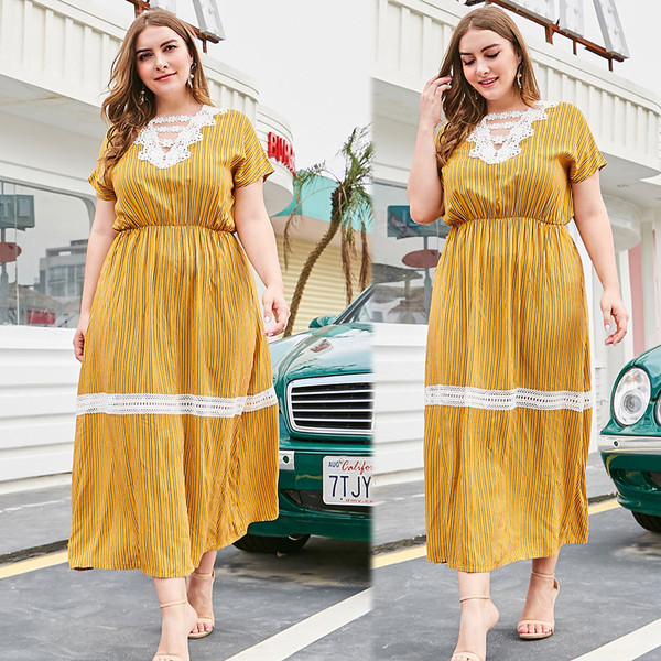 Csíkos női ruha csipkével és rövid ujjal