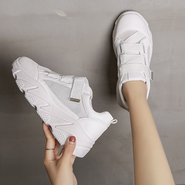 Alkalmi női tornacipő fehér színben, színes nyakkendőkkel