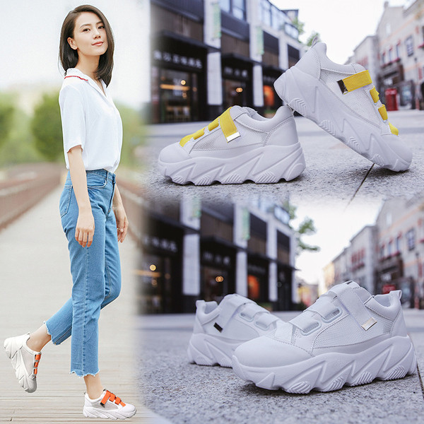 Alkalmi női tornacipő fehér színben, színes nyakkendőkkel