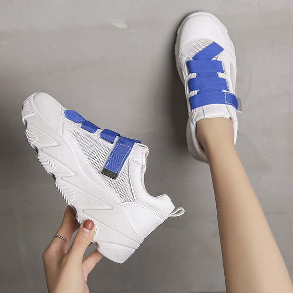 Alkalmi női tornacipő fehér színben, színes nyakkendőkkel