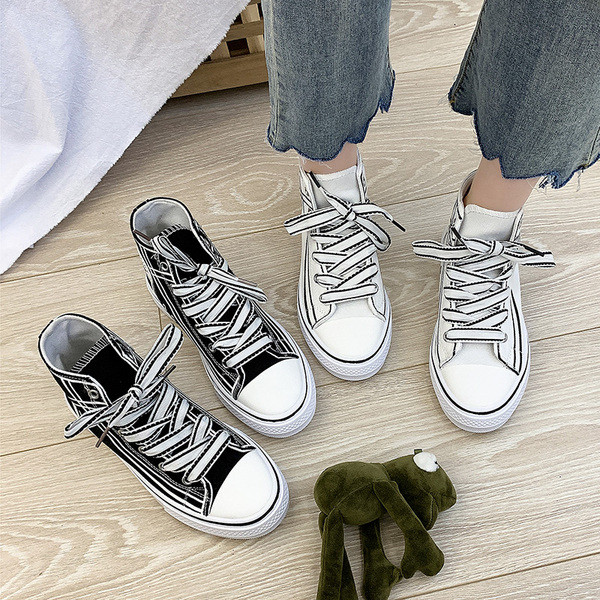 Alkalmi női tornacipő lapos talppal, fekete-fehér színben