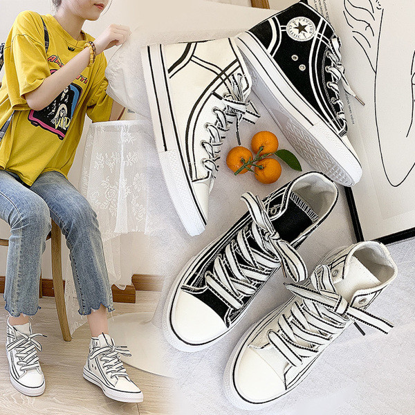 Alkalmi női tornacipő lapos talppal, fekete-fehér színben