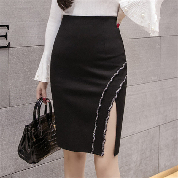 Aktuális női szoknya fekete színben, hasítékkal