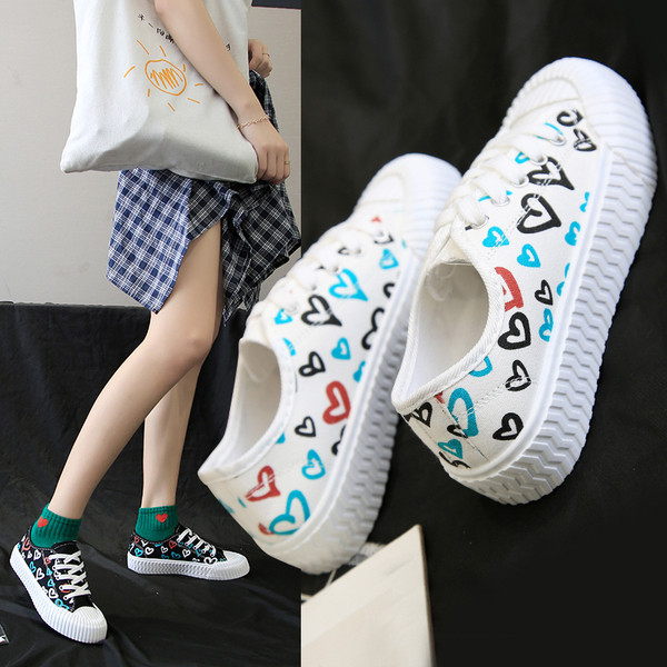 Alkalmi női tornacipő fekete-fehér szívecskékkel