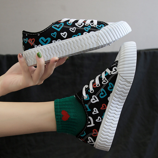 Alkalmi női tornacipő fekete-fehér szívecskékkel