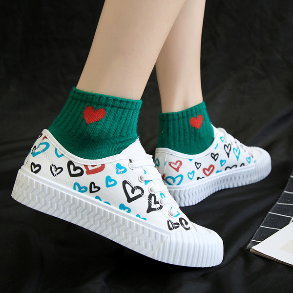 Alkalmi női tornacipő fekete-fehér szívecskékkel