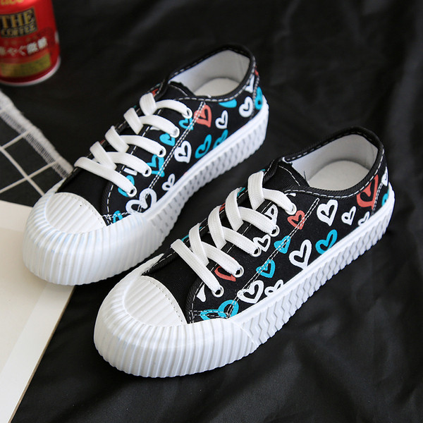 Alkalmi női tornacipő fekete-fehér szívecskékkel