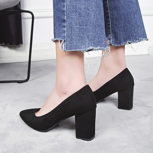 Elegáns női cipő hegyes modell vastag sarokkal fekete színben