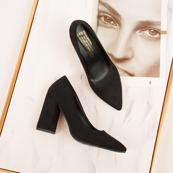 Elegáns női cipő hegyes modell vastag sarokkal fekete színben