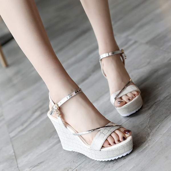 Női platformszandál fekete-fehér színben