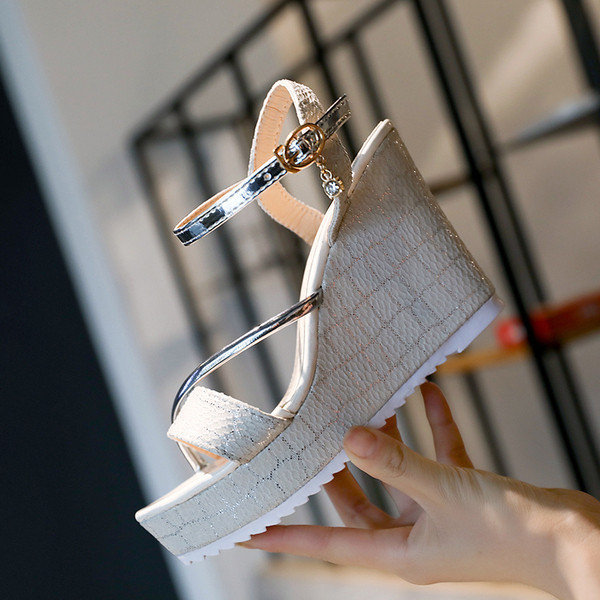 Női platformszandál fekete-fehér színben