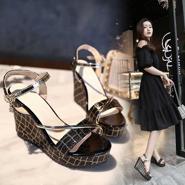 Női platformszandál fekete-fehér színben