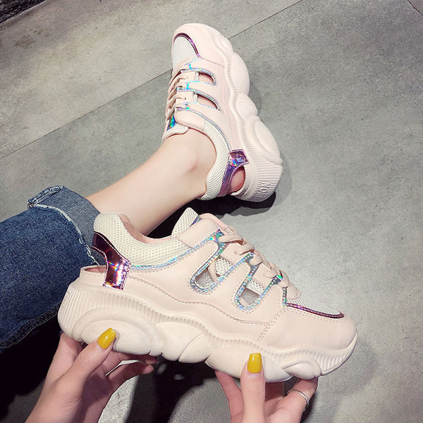 Nyári női tornacipő durva talppal, két színben