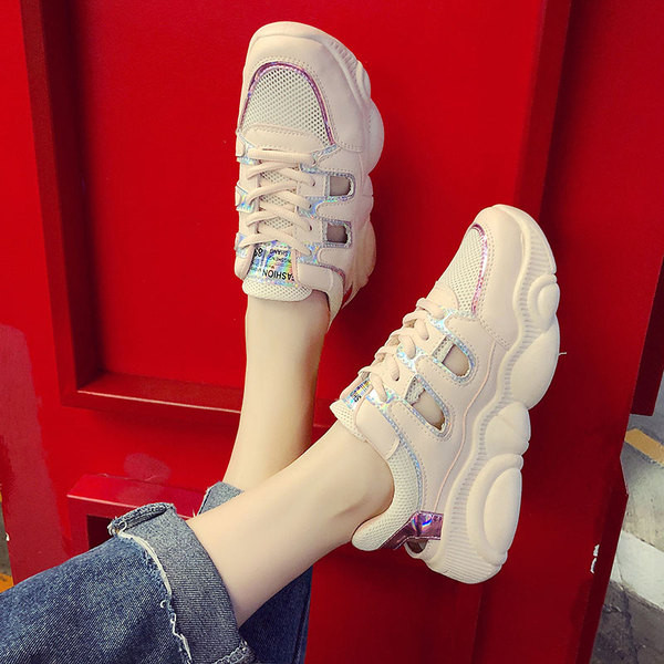 Nyári női tornacipő durva talppal, két színben