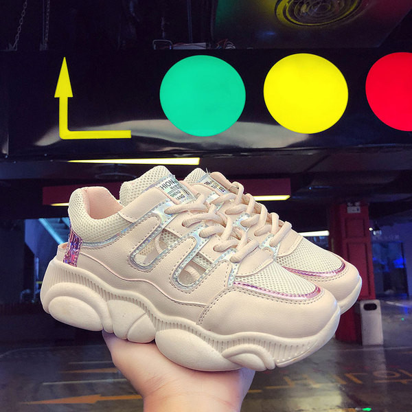 Nyári női tornacipő durva talppal, két színben