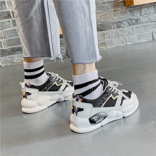 Alkalmi női tornacipő fényes fekete, fehér és rózsaszín elemekkel