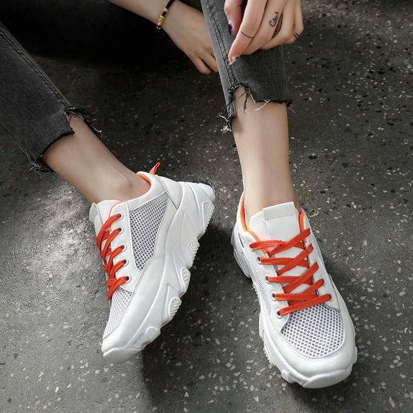 Alkalmi női tornacipő durva talppal, fehér színben, színes nyakkendőkkel