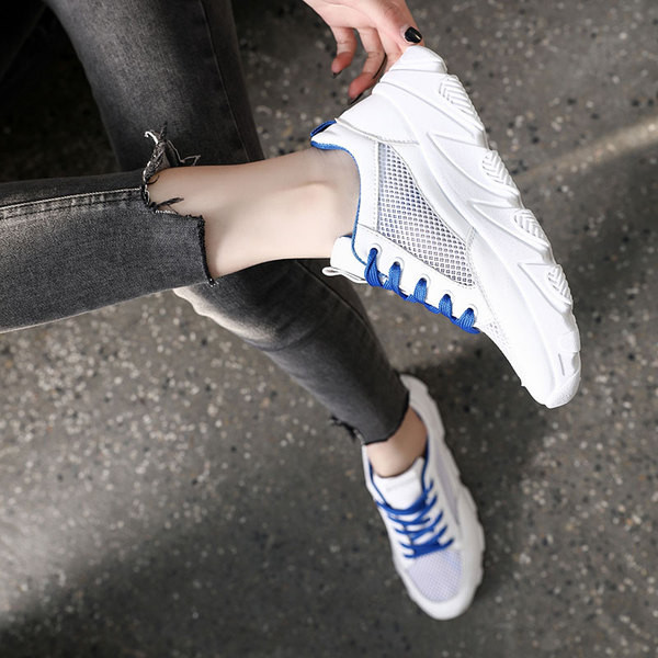 Alkalmi női tornacipő durva talppal, fehér színben, színes nyakkendőkkel