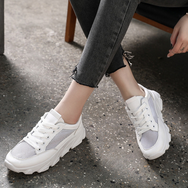 Alkalmi női tornacipő durva talppal, fehér színben, színes nyakkendőkkel