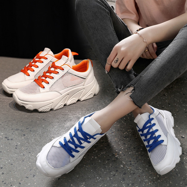 Alkalmi női tornacipő durva talppal, fehér színben, színes nyakkendőkkel