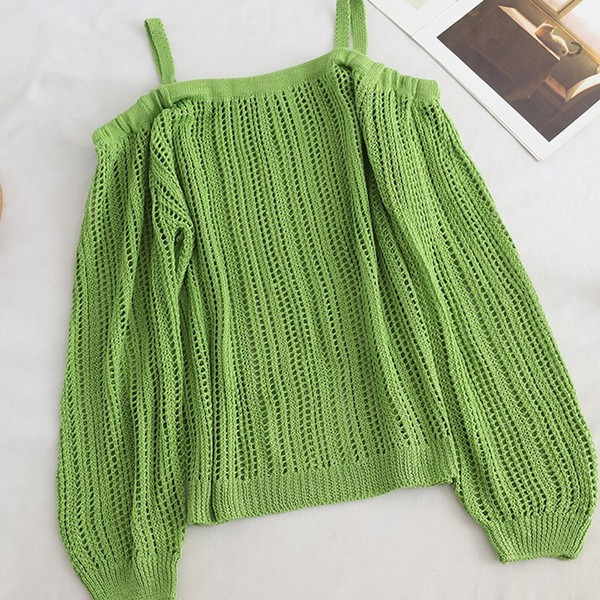 Női pulóver új modellje csupasz vállal, több színben