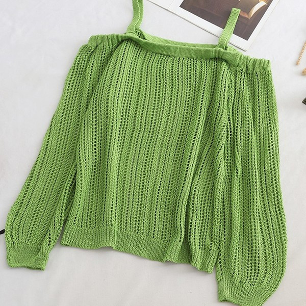 Női pulóver új modellje csupasz vállal, több színben