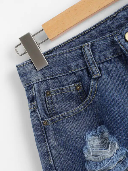 Lezser női rövidnadrág szakadt motívumokkal, kék színben