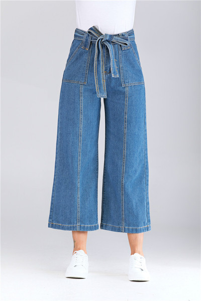 Modern női széles farmer, kék színű zsebbel és övvel
