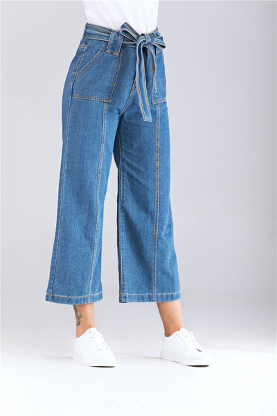 Modern női széles farmer, kék színű zsebbel és övvel