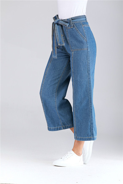 Modern női széles farmer, kék színű zsebbel és övvel