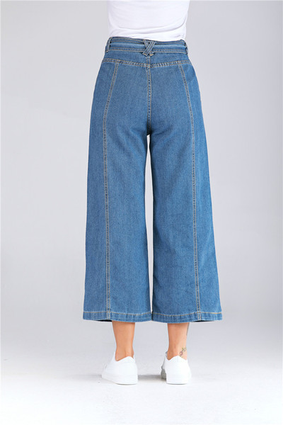 Modern női széles farmer, kék színű zsebbel és övvel