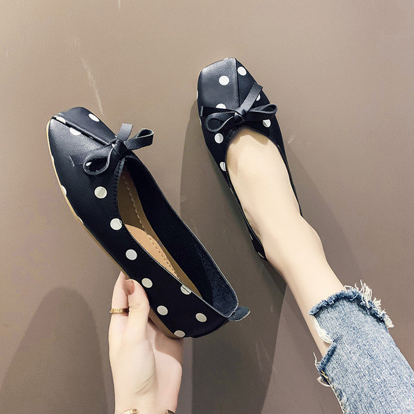 Hétköznapi női cipő három színű pöttyös szalaggal