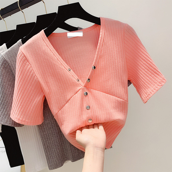 Modern női blúz gombokkal és rövid ujjú