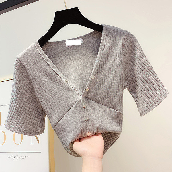 Modern női blúz gombokkal és rövid ujjú