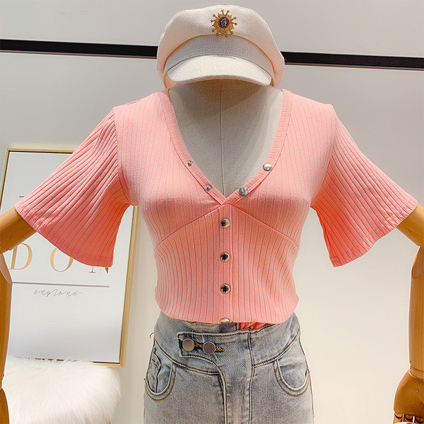 Modern női blúz gombokkal és rövid ujjú